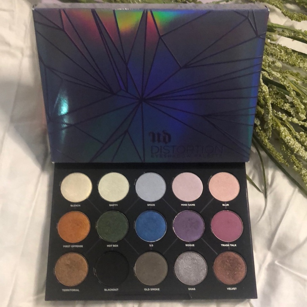 USED DISCONTINUED UD Distortion Eyeshadow Palette